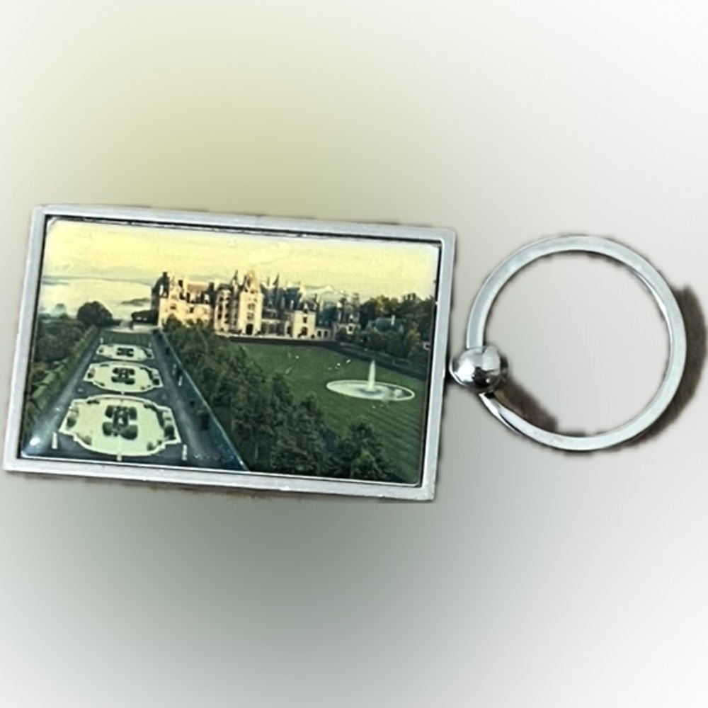 💥Vintage Scenic Rectangular Biltmore House Keychain Enamel Metal Souvenir